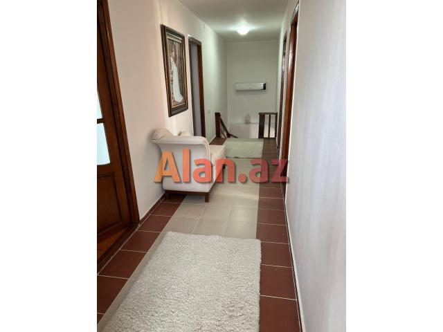 Hövsanda dənizə çox yaxın 3 mərtəbəli villa satılır.