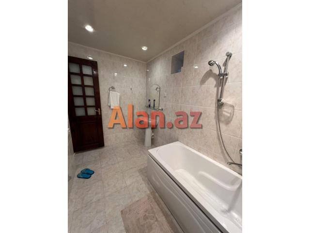 Hövsanda dənizə çox yaxın 3 mərtəbəli villa satılır.