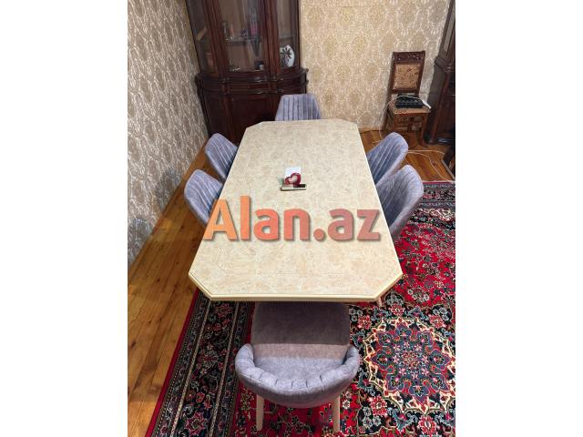 Masa dəsti satılır.