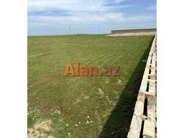 Aeraport yolunda 50 sot torpaq sahesi satilir