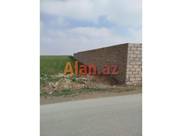 Aeraport yolunda 50 sot torpaq sahesi satilir