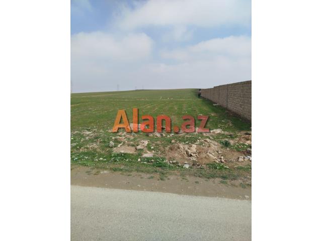 Aeraport yolunda 50 sot torpaq sahesi satilir