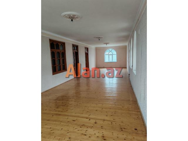 Mərdəkanda  bağ evi satılır