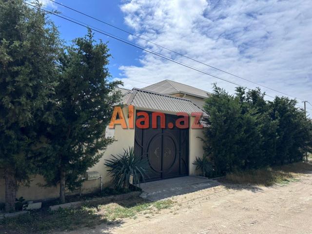 Albalılıqda həyət evi satılır