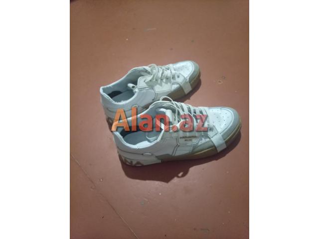 Satilir 30-25 azn