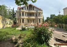 E.Elliyev kucesinde 3 mertebeli  villa obyekt fealiyyetine icareye verilir