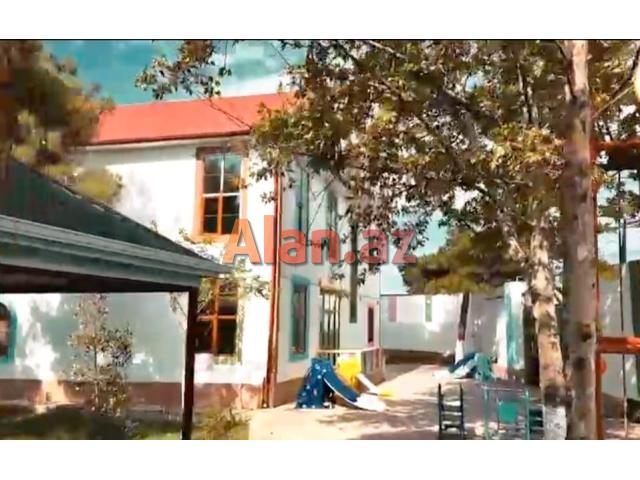 E.Elliyev kucesinde 3 mertebeli  villa satilir