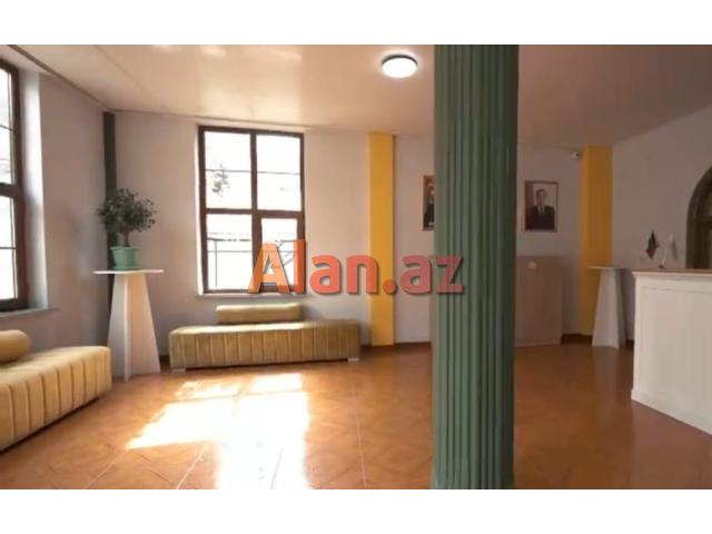 E.Elliyev kucesinde 3 mertebeli  villa satilir