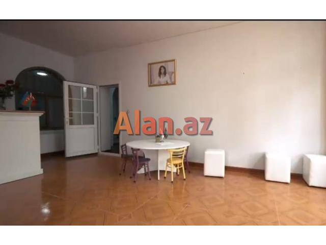E.Elliyev kucesinde 3 mertebeli  villa satilir
