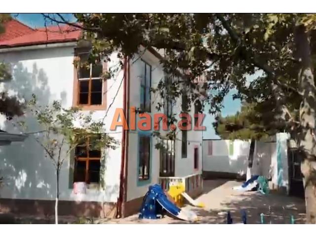 E.Elliyev kucesinde 3 mertebeli  villa satilir