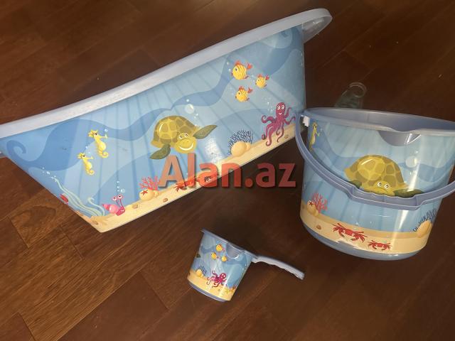 Uşaq kalyaskası vanna dəsti və uşaq paltarları