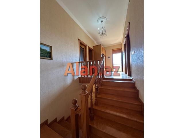 Bileceri qesebesinde 3mertebeli 8otaqli villa kiraye verilir