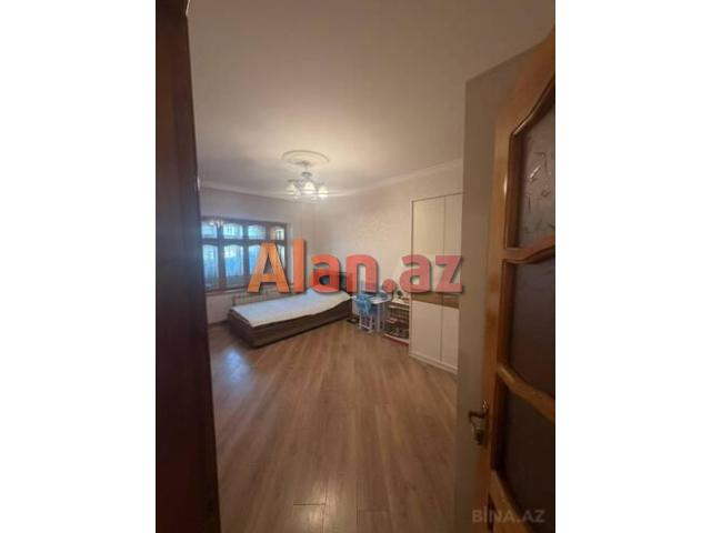 Razində satılır 3 otaqlı köhnə tikili