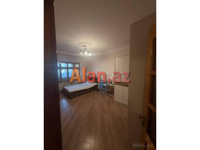 Razində satılır 3 otaqlı köhnə tikili