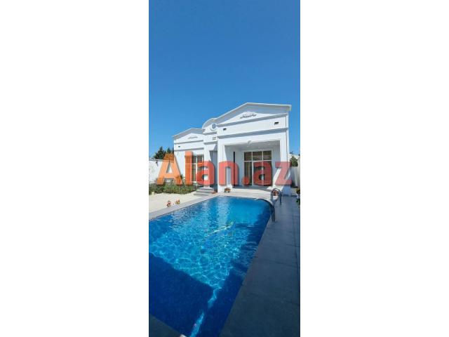 Buzovnada həyət evi satılır