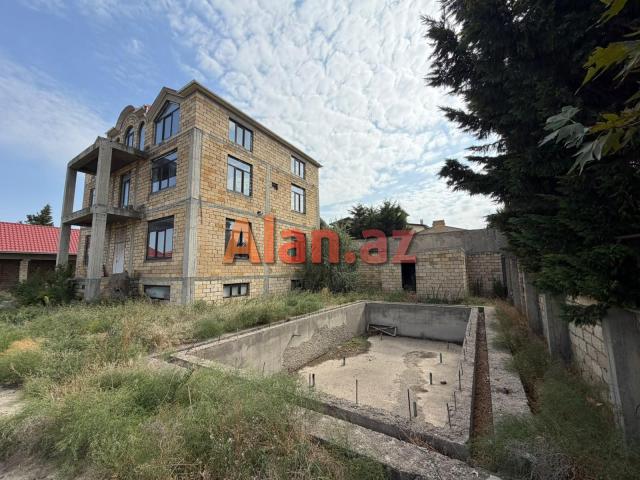 Fatmayi qesebesinde tecili 4 mertebeli Villa satilir