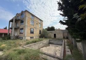 Fatmayi qesebesinde tecili 4 mertebeli Villa satilir