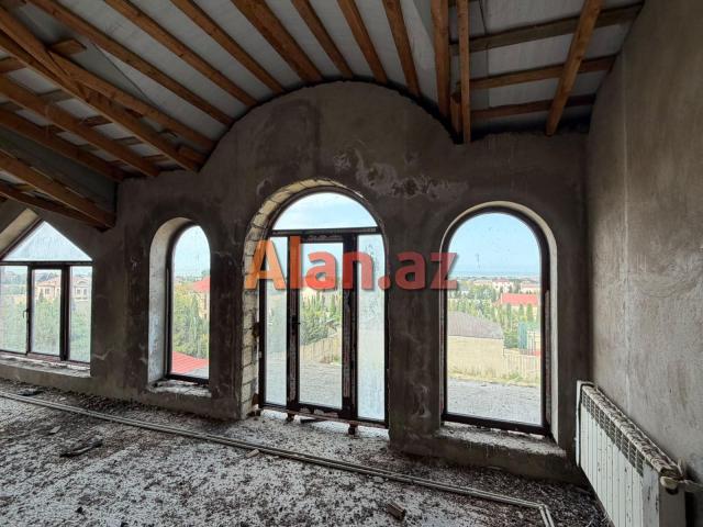 Fatmayi qesebesinde tecili 4 mertebeli Villa satilir