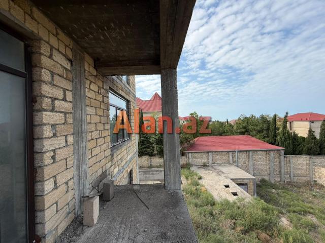 Fatmayi qesebesinde tecili 4 mertebeli Villa satilir