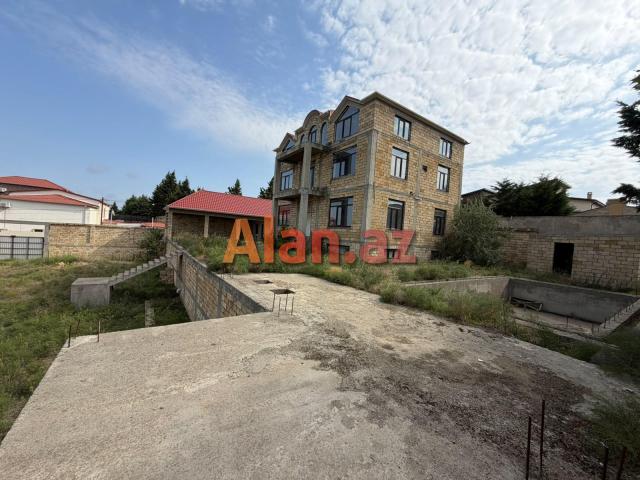 Fatmayi qesebesinde tecili 4 mertebeli Villa satilir