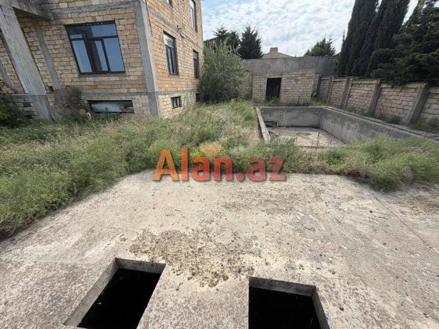 Fatmayi qesebesinde tecili 4 mertebeli Villa satilir