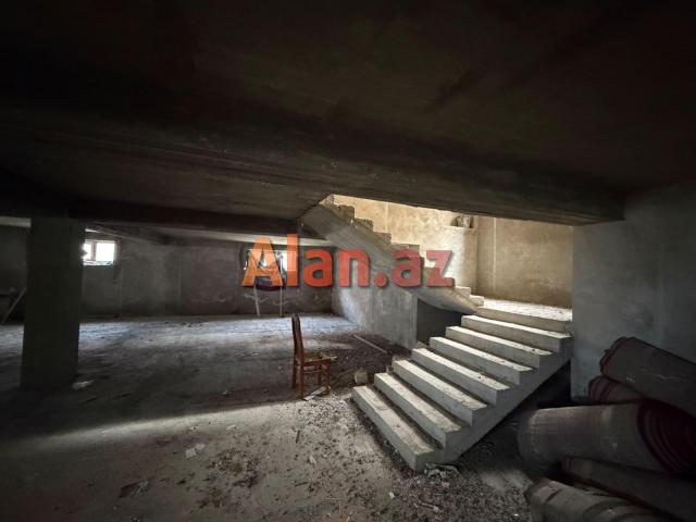 Fatmayi qesebesinde tecili 4 mertebeli Villa satilir