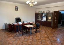 Eldar Babayev kucesinde 18 otaqli ofis icareye verilir