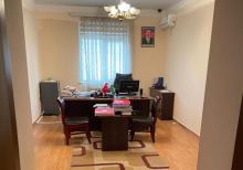 Eldar Babayev kucesinde 18 otaqli ofis icareye verilir