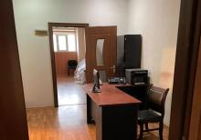 Eldar Babayev kucesinde 18 otaqli ofis icareye verilir